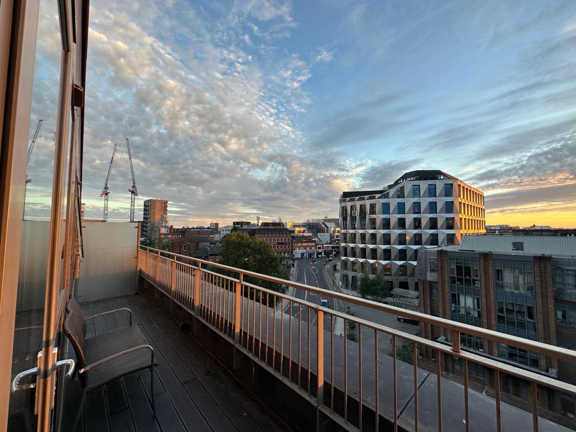Spacious 2 Bedroom Penthouse Retreat Londres Extérieur photo